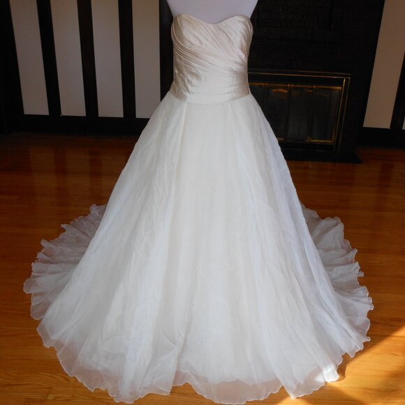 Pronovias Wedding Dress Plesana - Picture 3 of 9